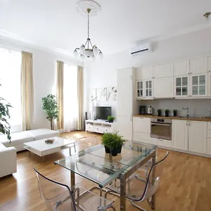 Premium By Hi5 - B25 Budapesta